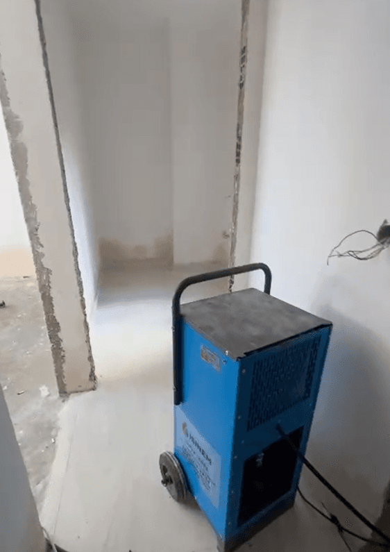 Tadilat yapılan odada kullanılan sanayi tipi nem alma cihazı