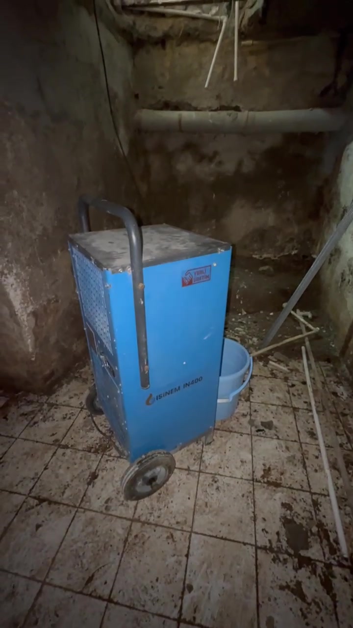 Taksim Kafe Deposu: Kafe deposu, Su baskını sonrası kurutma, Kapalı depo alanı — saha fotoğrafı 1